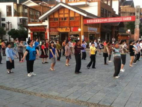 Zhangjiajie-townDancers